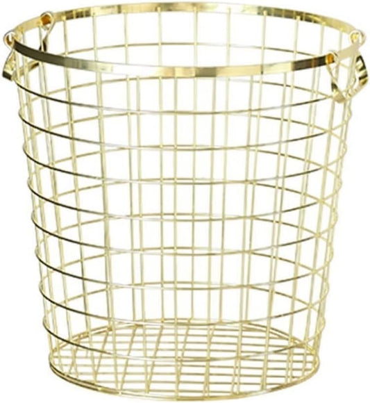 Le panier a linge propose une poignee de prise en main avec des elements metalliques