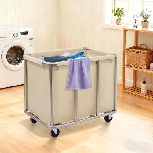 Un panier a linge associe des elements metalliques a des roulettes