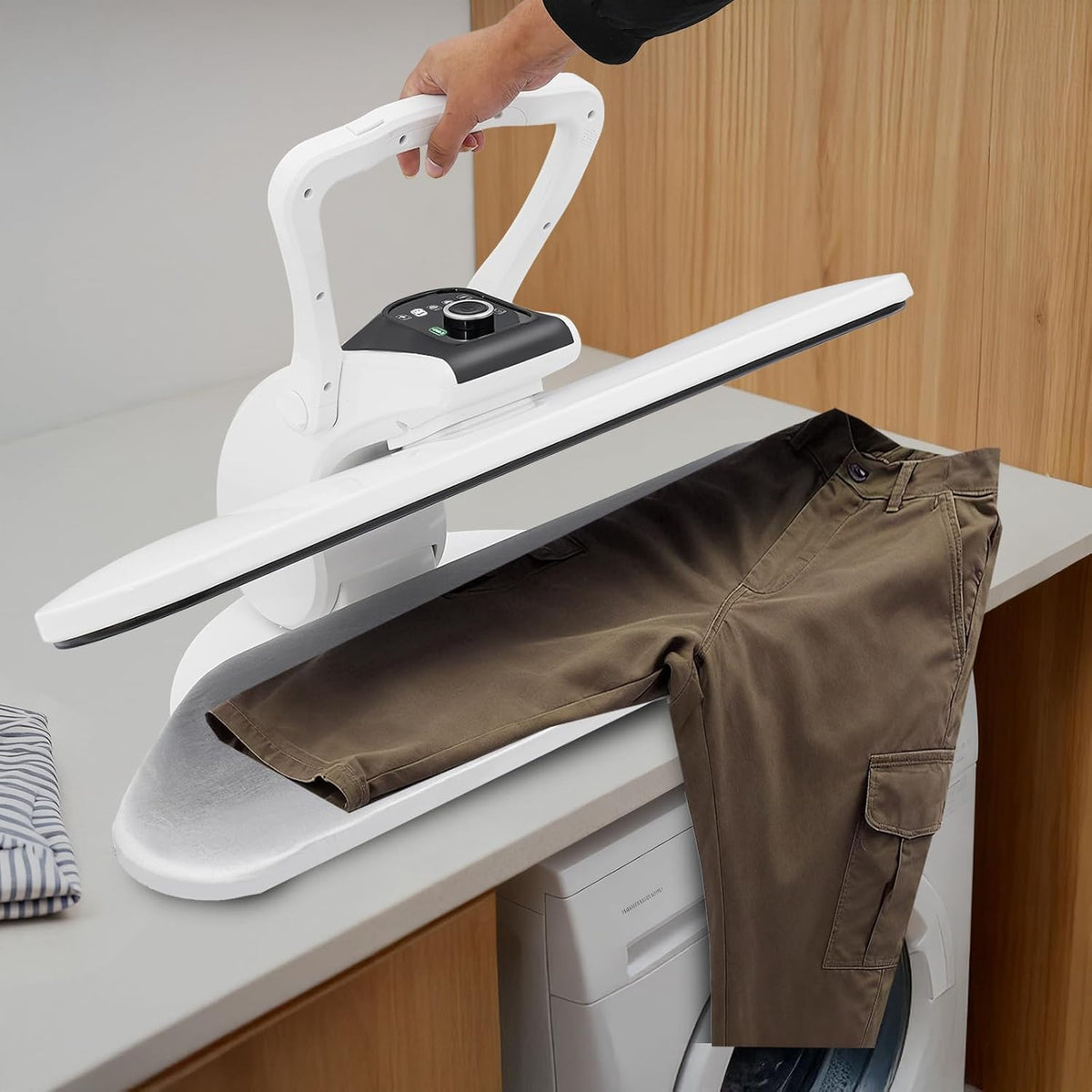 Une presse de repassage associe une partie textile en coton et une surface laissant passer la vapeur
