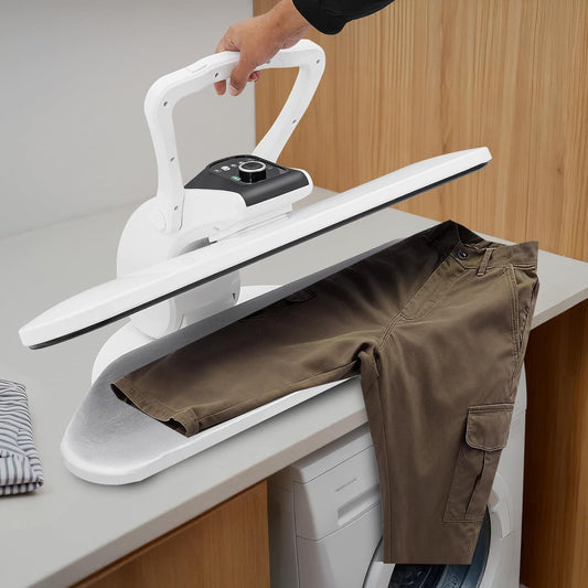 Une presse de repassage associe une partie textile en coton et une surface laissant passer la vapeur