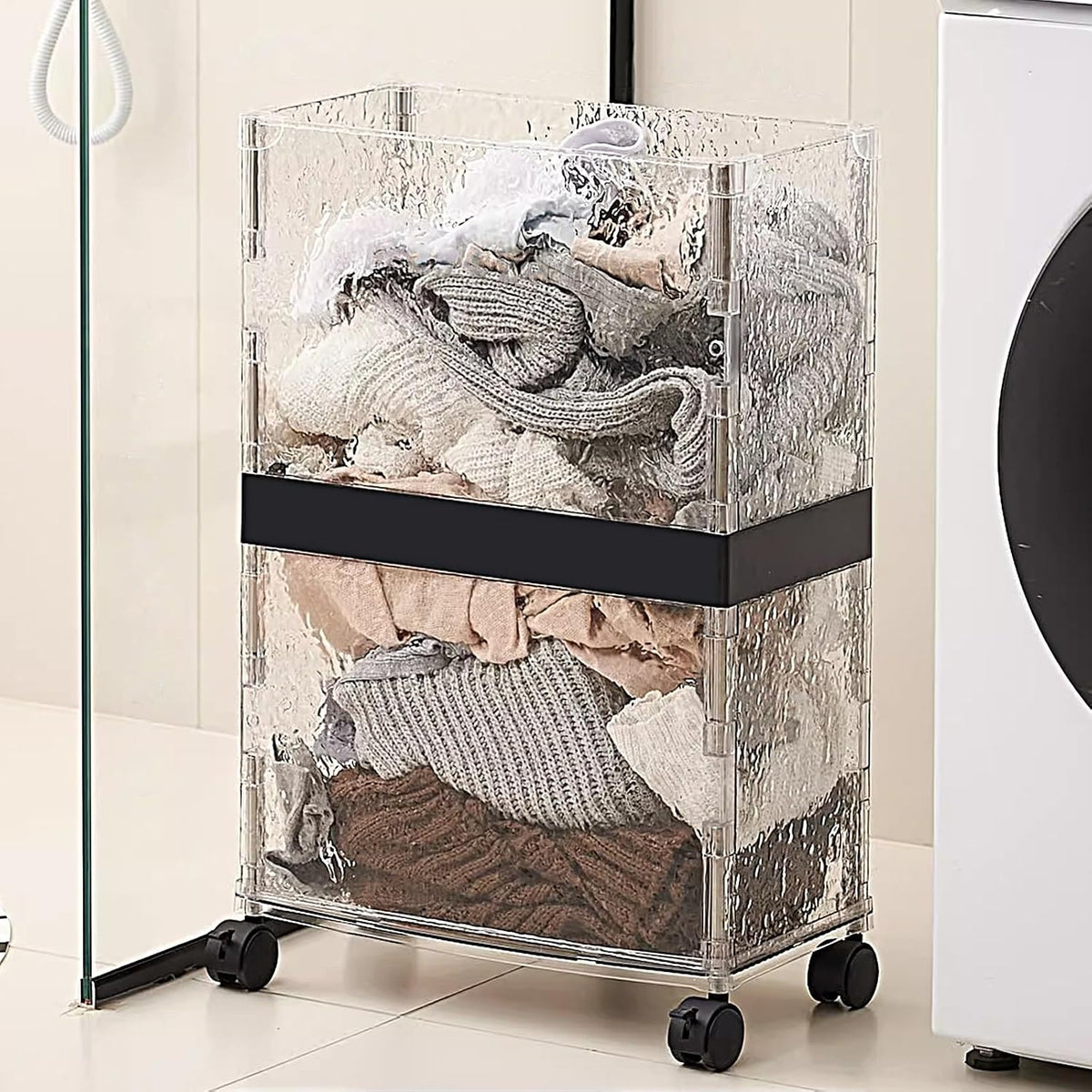 Un panier a linge qui se deplace sur roulettes en coloris noir
