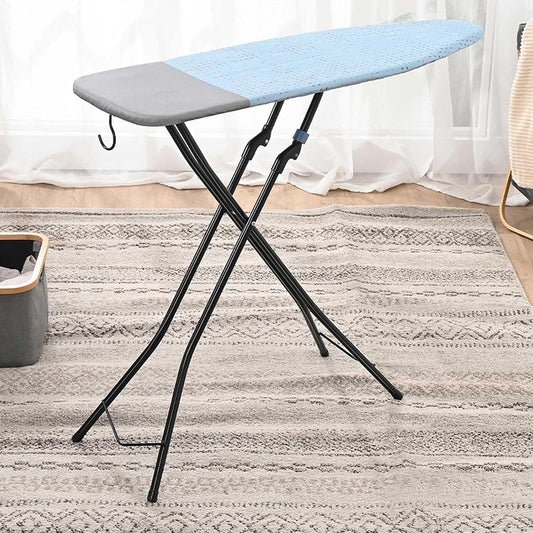 La table de repassage associe une structure pliante et une surface laissant passer la vapeur